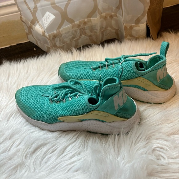 Nike Shoes - NIKE sneakers in teal and yellow, size 8